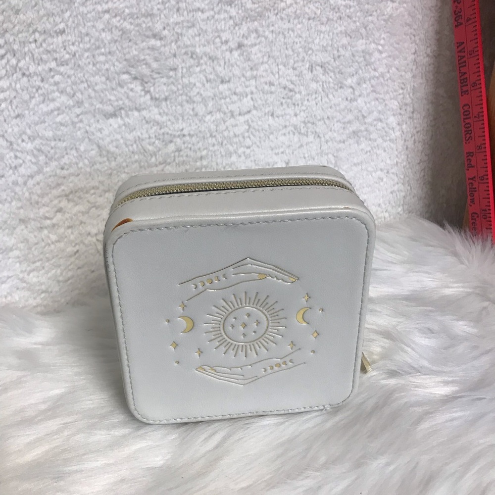 Compact Gray Travel Jewelry Case for Women - Picture 5 of 5